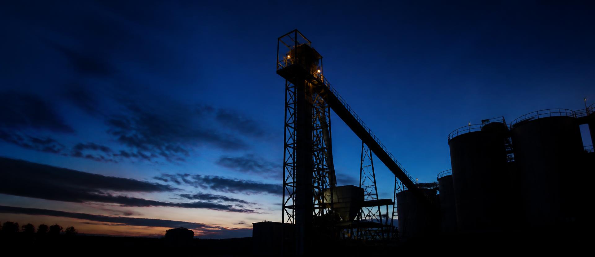 Estructura de elevador de acero instalada en campo